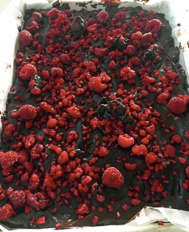 RAW VEGAN CHOCOLATE BROWNIES WITH RASPBERRIES